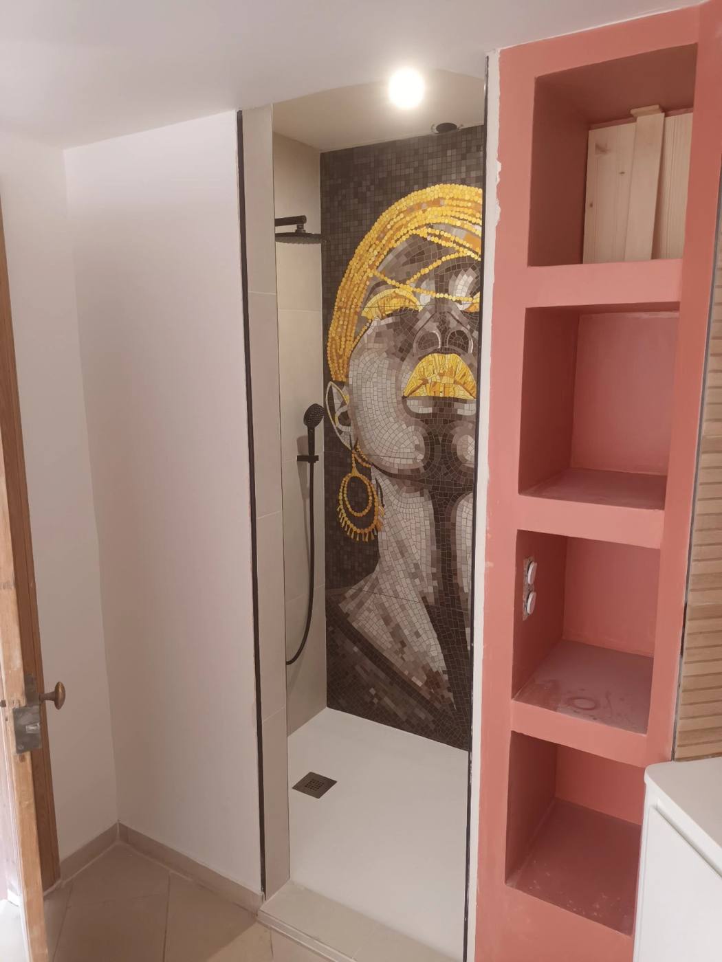 Salle de bains rénovée avec douche et mosaïque sur mesure